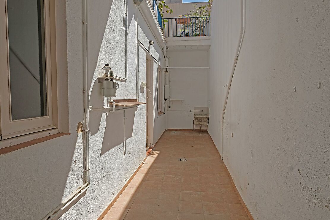 Comfortable bright flat with patio in pedestrian street with all amenities Shops,Market,Schools.