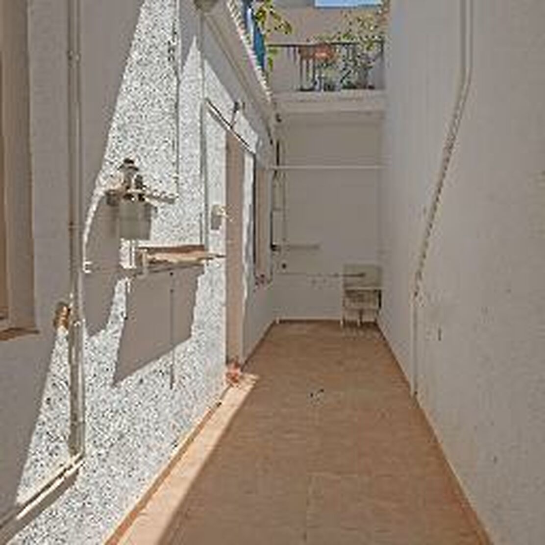 Confortable appartement lumineux avec patio dans une rue piétonne avec toutes les commodités : magasins, marché, écoles.