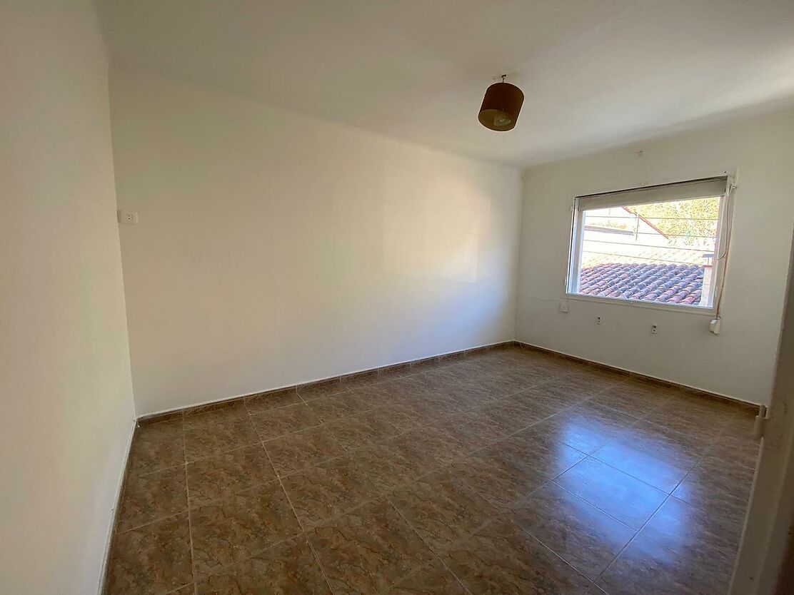 ¡Gran oportunidad para tener tu casa con 3 viviendas independientes, garaje y gran patio, en el centro de Blanes!