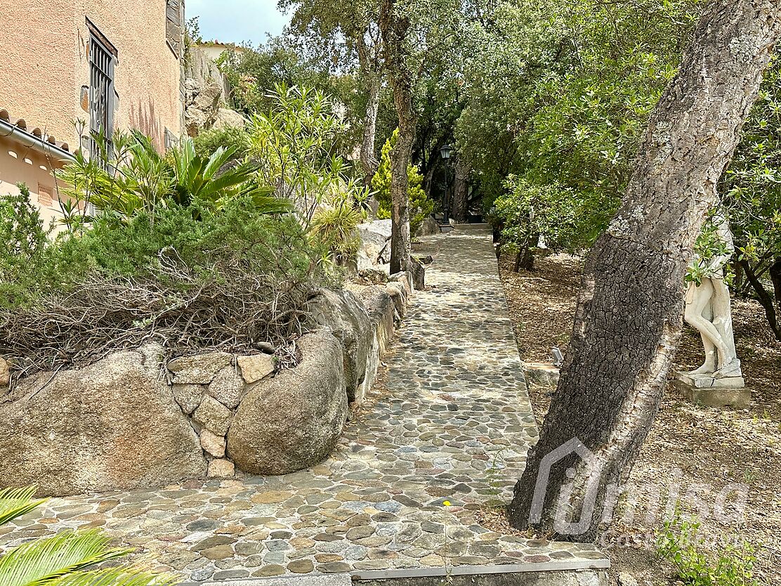 Casa impressionant amb gran parcel·la i vistes espectaculars en ubicació molt tranquil·la a prop de Calonge.