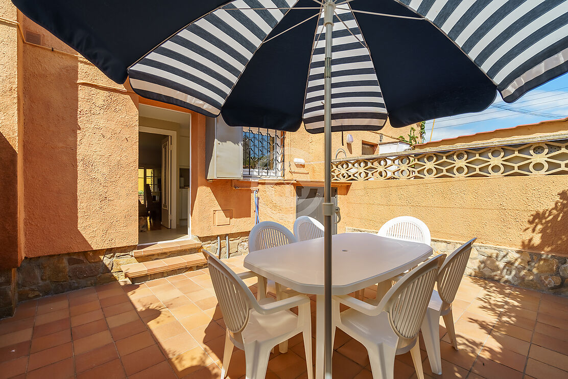 IMPECABLE CASA ADOSADA EN CALELLA DE PALAFRUGELL.