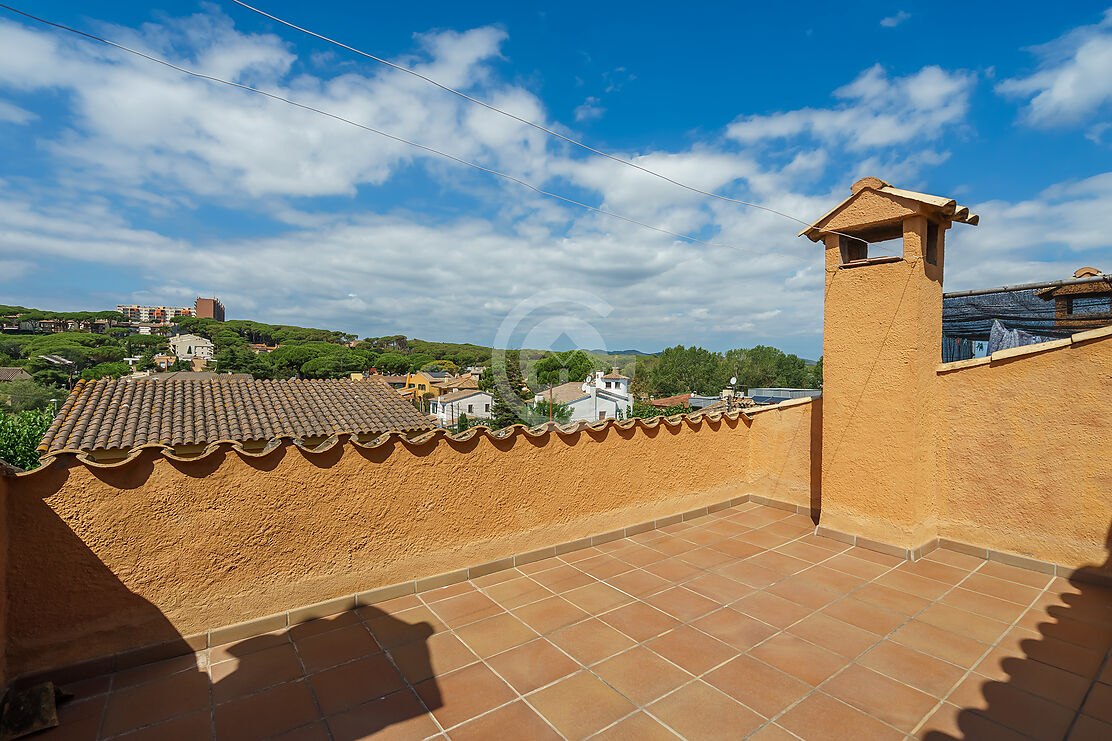 IMPECABLE CASA ADOSADA EN CALELLA DE PALAFRUGELL.