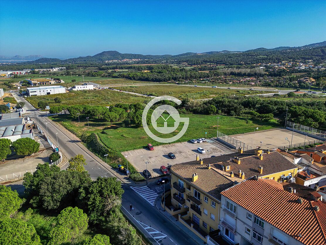 Ampli pis amb pàrquing en una zona tranquil·la de Palafrugell