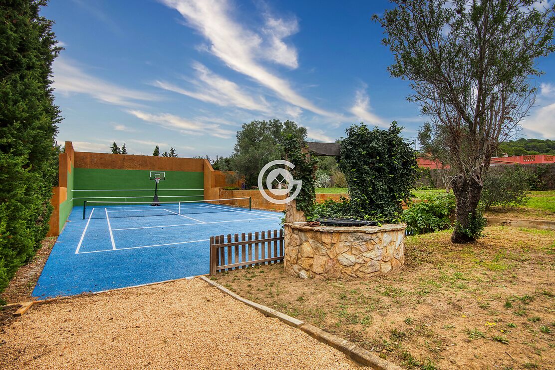 Beautiful countryside house with tennis court and swimming pool for sale in Palafrugell
