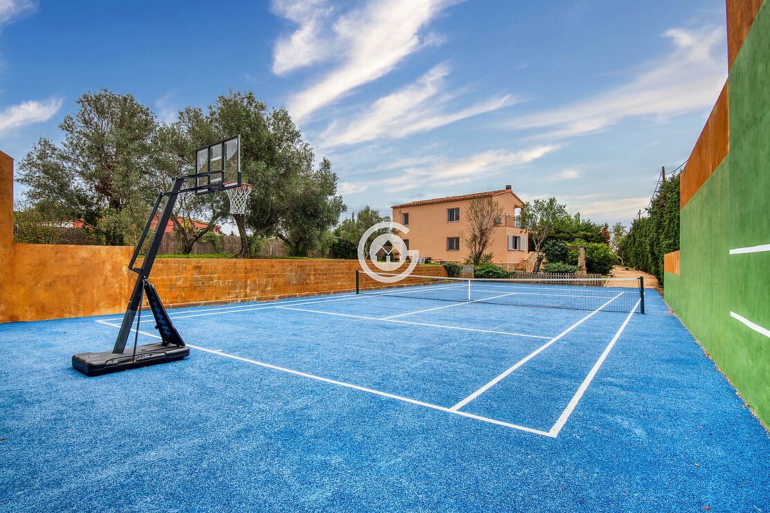 Beautiful countryside house with tennis court and swimming pool for sale in Palafrugell