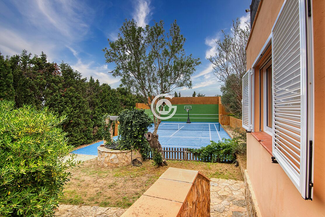 Beautiful countryside house with tennis court and swimming pool in Palafrugell