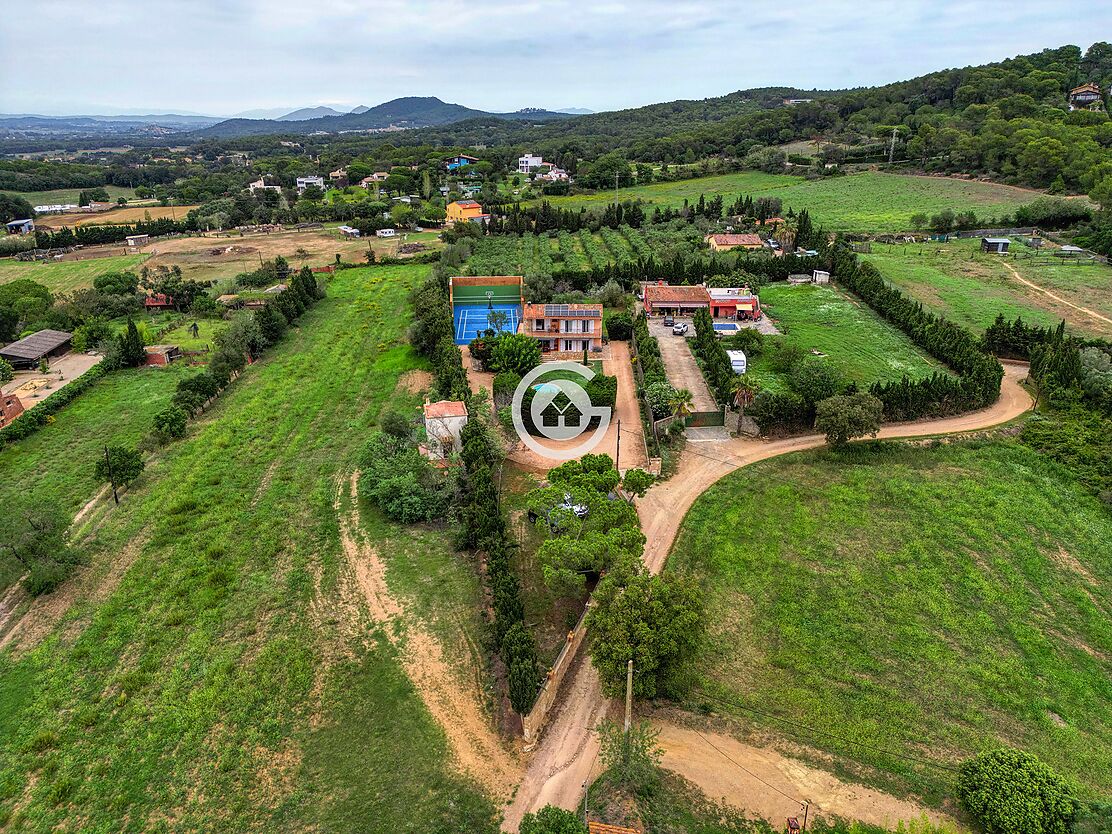 Beautiful countryside house with tennis court and swimming pool for sale in Palafrugell