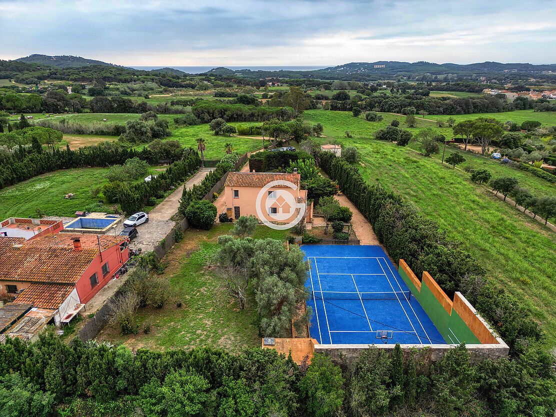 Jolie maison de campagne avec court de tennis et piscine à Palafrugell