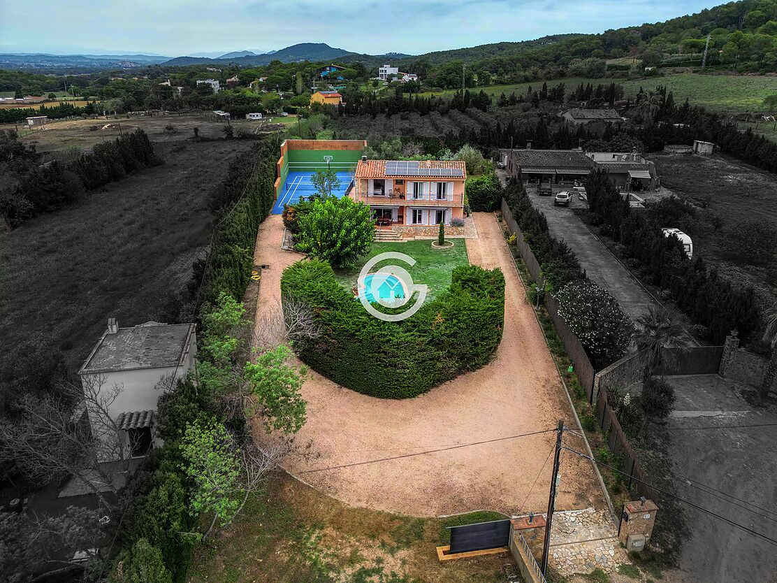 Beautiful countryside house with tennis court and swimming pool for sale in Palafrugell