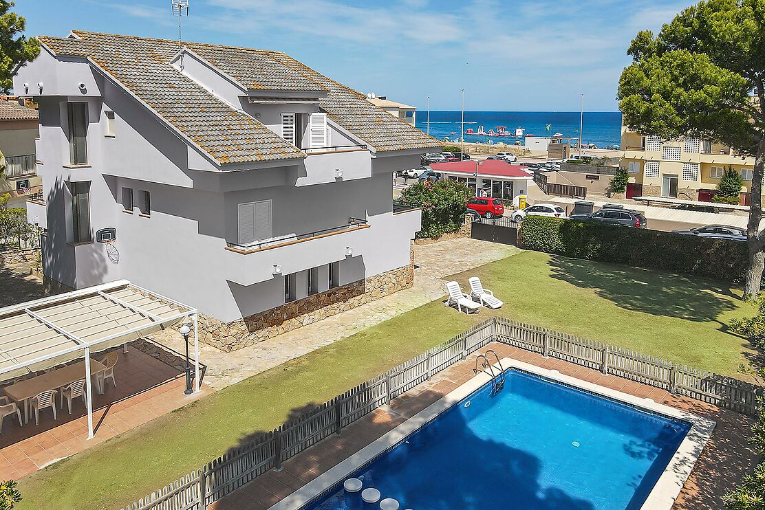 IMMENSE MAISON À PALS EN PREMIÈRE LIGNE DE MER, ASCENSEUR ET PISCINE.