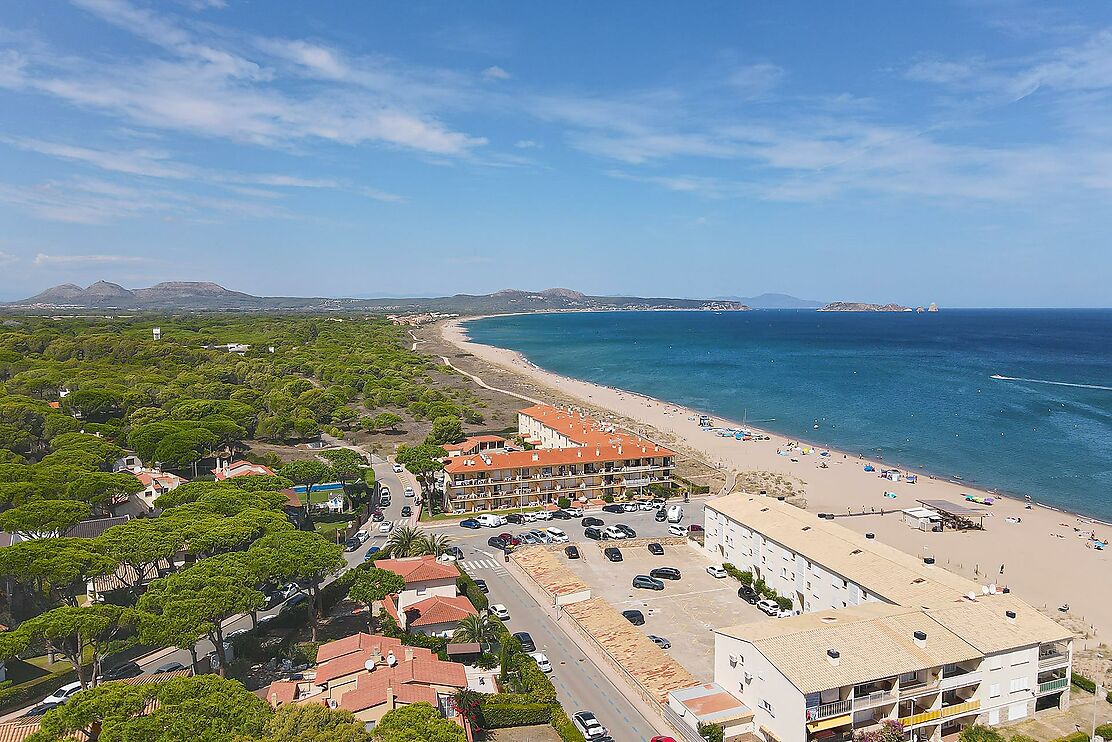 ENORME CASA A PALS EN PRIMERA LÍNIA DE MAR, ASCENSOR I PISCINA.