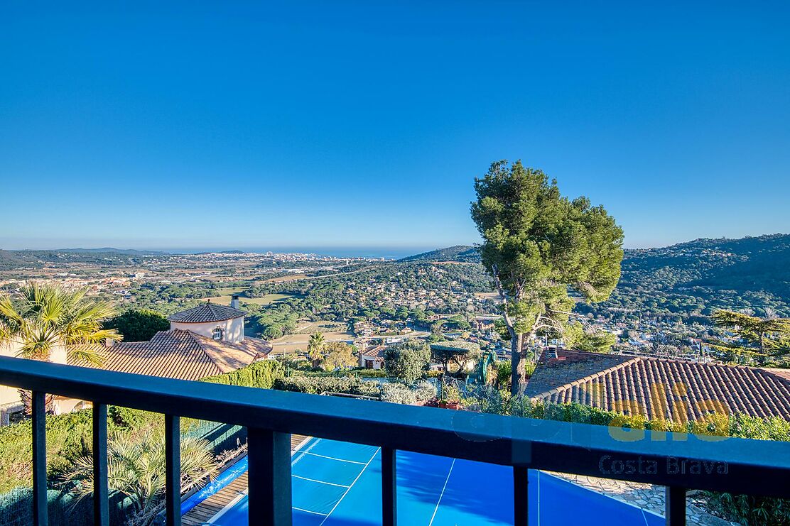 Charming house with panoramic views and a pool.