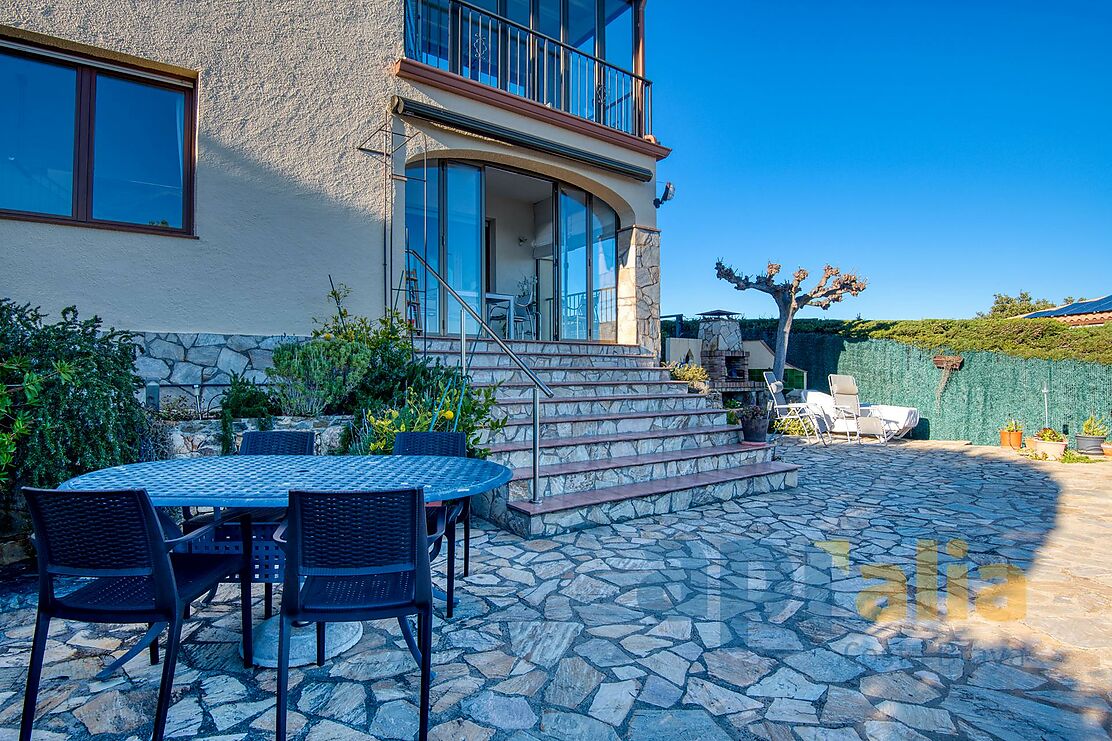 Charming house with panoramic views and a pool.