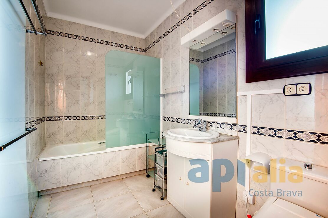 Charming house with panoramic views and a pool.