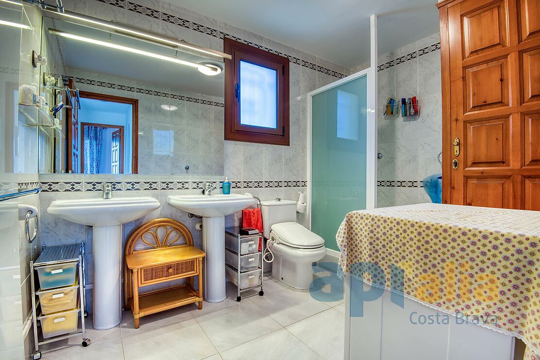 Charming house with panoramic views and a pool.