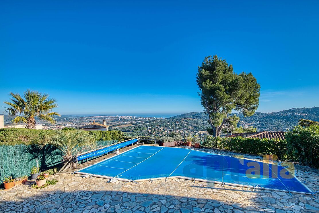 Charming house with panoramic views and a pool.