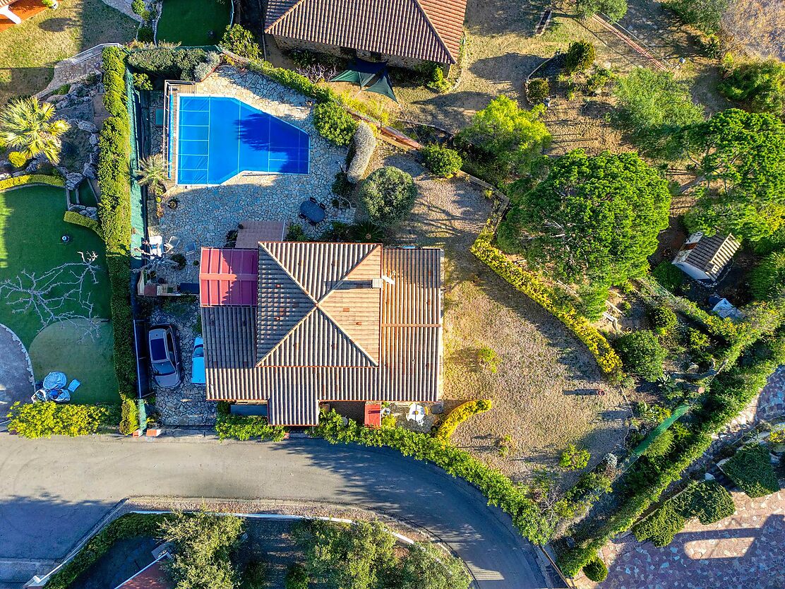 Charming house with panoramic views and a pool.
