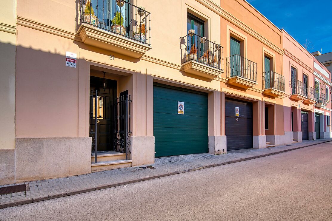 Casa adosada en venta cerca del centro de la población.