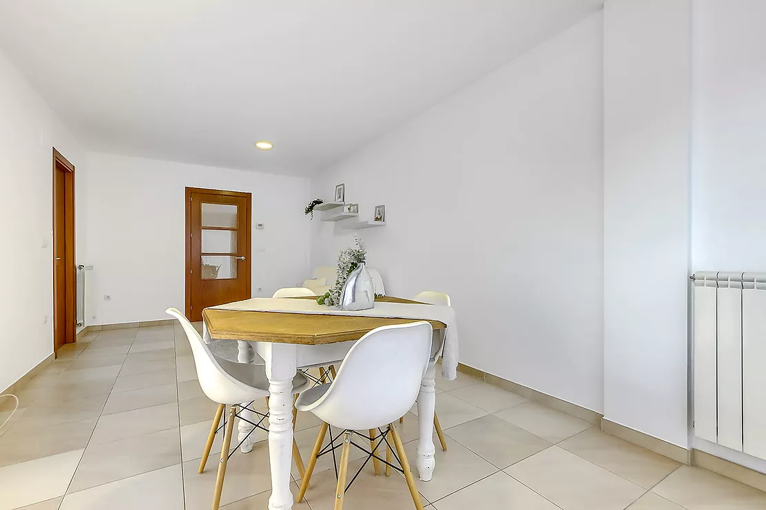 Apartment with terrace, elevator and parking in the center of the town of l'Escala