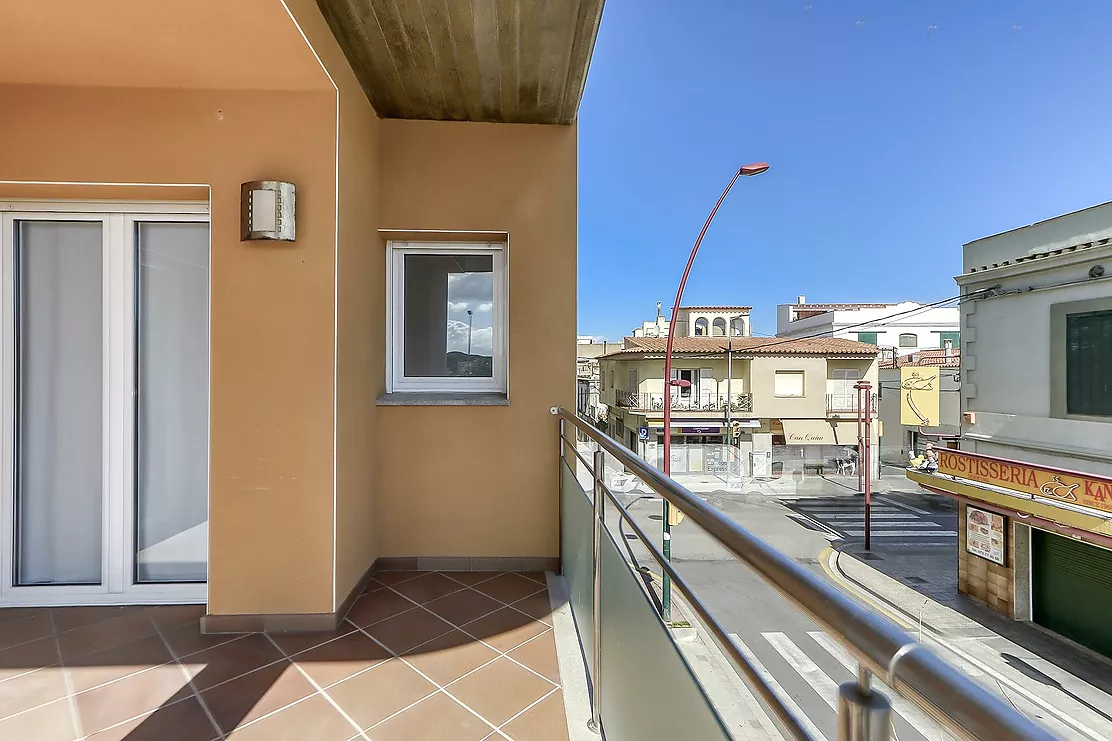Apartament amb terrassa, ascensor i pàrquing al centre del poble de l'Escala