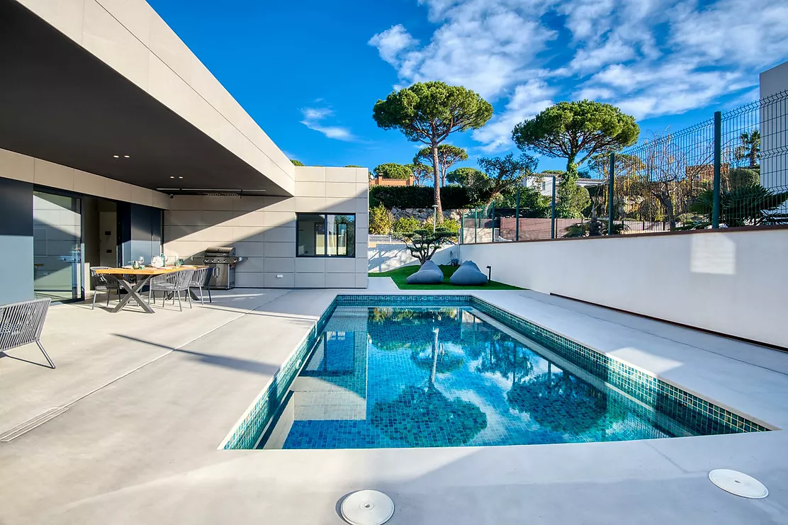 SPECTACULAR DESIGN HOUSE IN ONE OF THE BEST AREA OF THE COSTA BRAVA